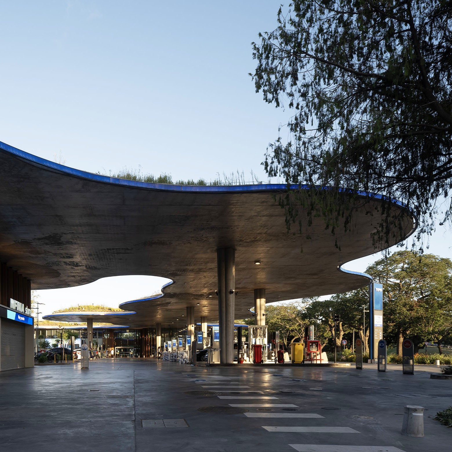 Estación de servicio Echeverría y Paseo Peatonal